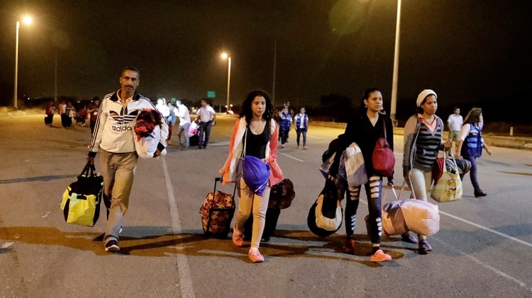 Venezolanos ingresando a Perú el viernes por la noche (REUTERS/Guadalupe Pardo)