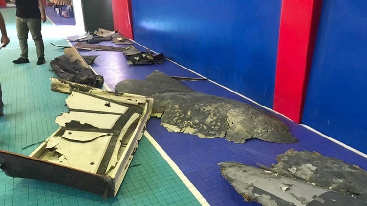 Una foto obtenida por AFP de la televisión estatal iraní IRIB el 21 de junio de 2019 muestra lo que Irán dice que son los escombros de un avión teledirigido estadounidense derribado que fue recuperado dentro de sus aguas territoriales, exhibido por la Guardia Revolucionaria en Teherán (AFP)