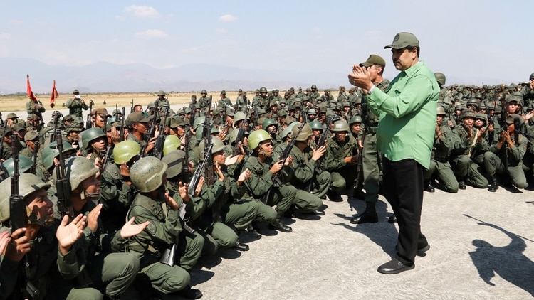 Nicolás Maduro junto a militares venezolanos (Reuters)