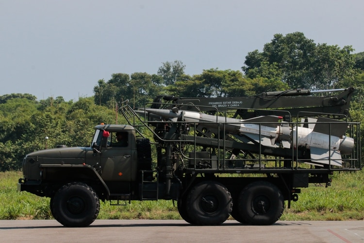 El lanzador autopropulsado de los misiles antiaéreos S-125 Pechora-2M (Schneyder MENDOZA / AFP)