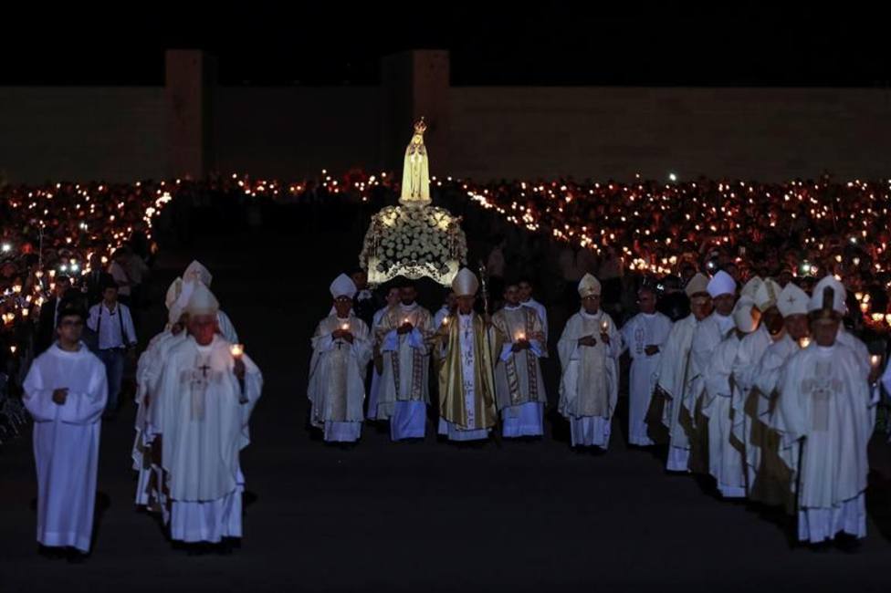 Miles de fieles han acudido al santuario luso de Fátima para conmemorar el 102 aniversario de las apariciones