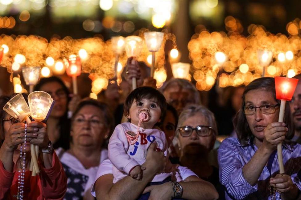 Miles de fieles han acudido al santuario luso de Fátima para conmemorar el 102 aniversario de las apariciones