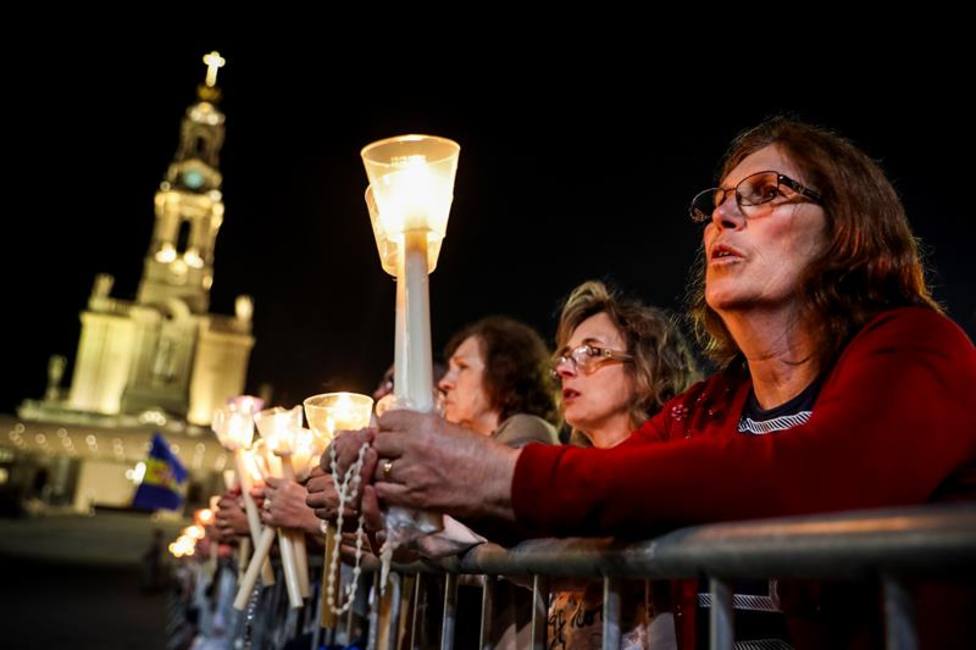 Miles de fieles han acudido al santuario luso de Fátima para conmemorar el 102 aniversario de las apariciones