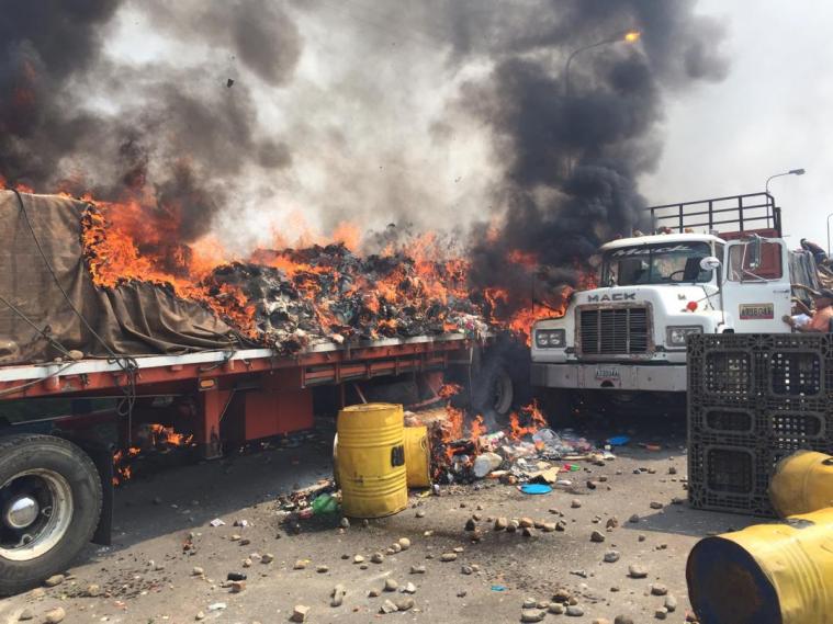 Resultado de imagen para FOTOS DE CAMIONES QUEMADOS EN LA FRONTERA